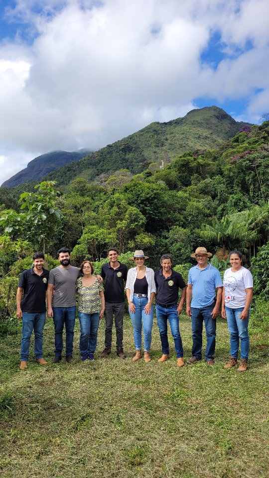 Família e produtores da Serra das Cabeças diante das montanhas