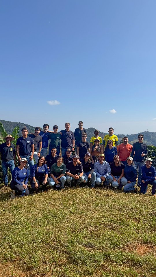 Grupo de visitantes e produtores